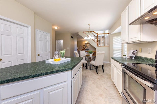 602 Whispering Willows Ct, Ballwin, MO 63021 - kitchen featuring stainless steel range with electric stovetop, under cabinet range hood, a chandelier, dark countertops, and white cabinetry