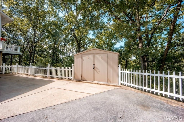 7040 Oak Shadow Ln, High Ridge, MO 63049 - view of patio featuring a storage shed