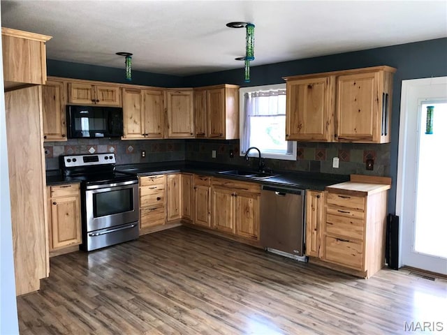 1462 Windle Rd, Cuba, MO 65453 - kitchen with stainless steel appliances, wood finished floors, and dark countertops