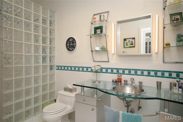 1010 Saint Charles St Unit 802, Saint Louis, MO 63101 - bathroom with tile walls and wainscoting