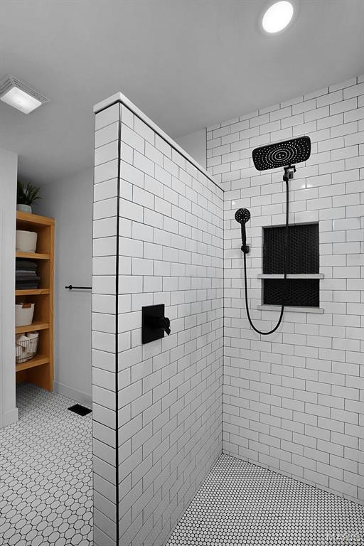 2803 Poolbrook Way, Washington, MO 63090 - bathroom with tiled shower and baseboards