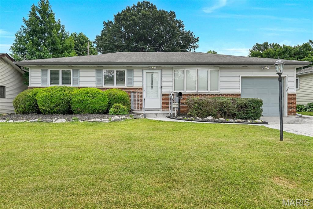 922 Vegas Dr, Saint Louis, MO 63125 - photo 1