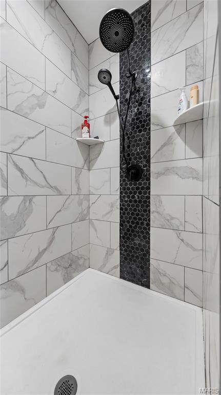 5065 Fox Bridge Rd, Wildwood, MO 63069 - bathroom featuring tiled shower