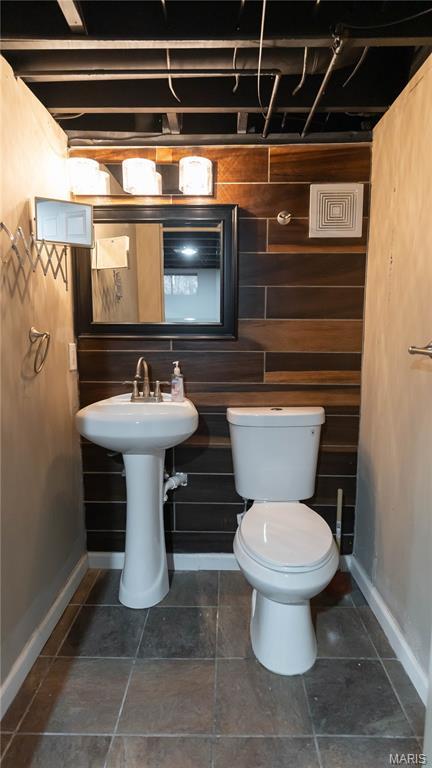 2480 Cambridge Dr, Florissant, MO 63033 - bathroom featuring toilet and baseboards