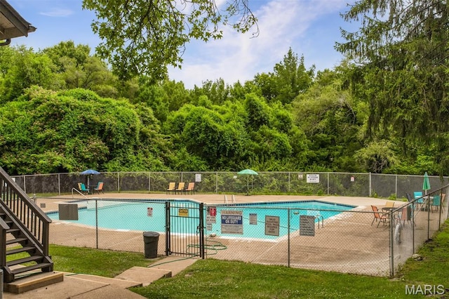 2449 Forest Shadows Dr, Saint Louis, MO 63136 - community pool with stairway