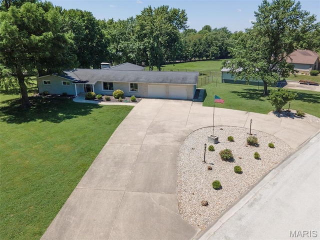 5 Lakeshore Dr, New Baden, IL 62265 - single story home featuring driveway and an attached garage