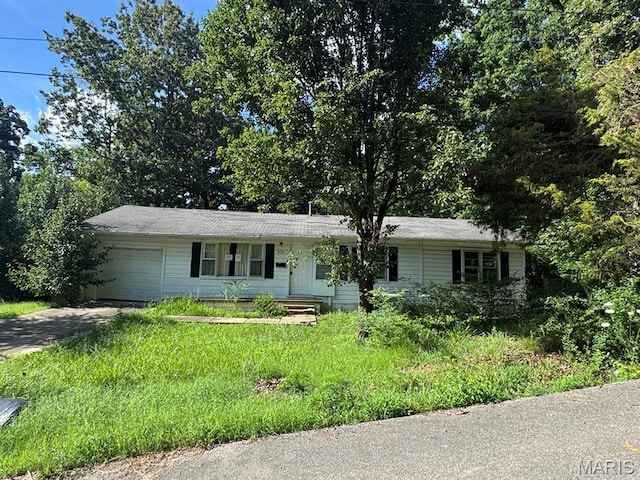 935 Pershing St, Poplar Bluff, MO 63901 - single story home featuring an attached garage and concrete driveway