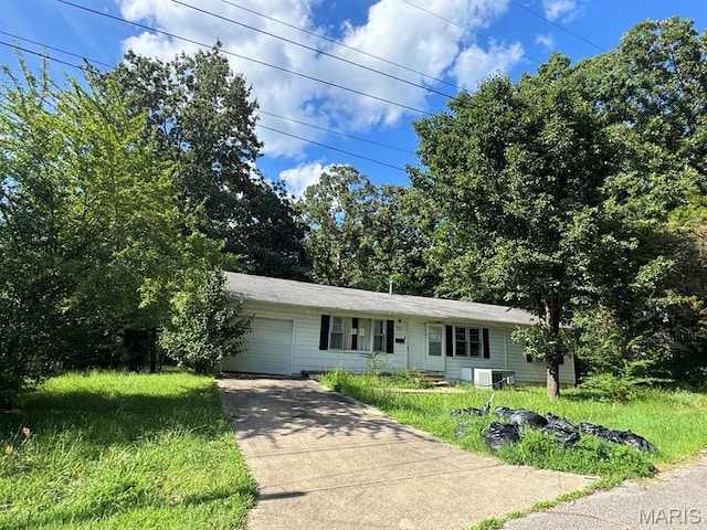 935 Pershing St, Poplar Bluff, MO 63901 - view of front facade with an attached garage and concrete driveway