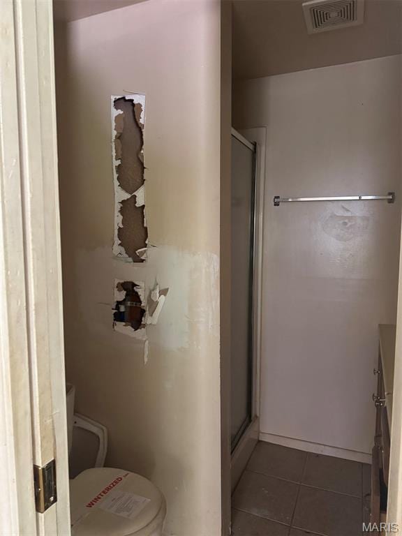 935 Pershing St, Poplar Bluff, MO 63901 - full bathroom featuring tile patterned flooring and a shower stall