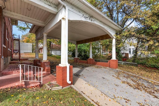 325 N Spring St, Cape Girardeau, MO 63701 - covered porch featuring stairs