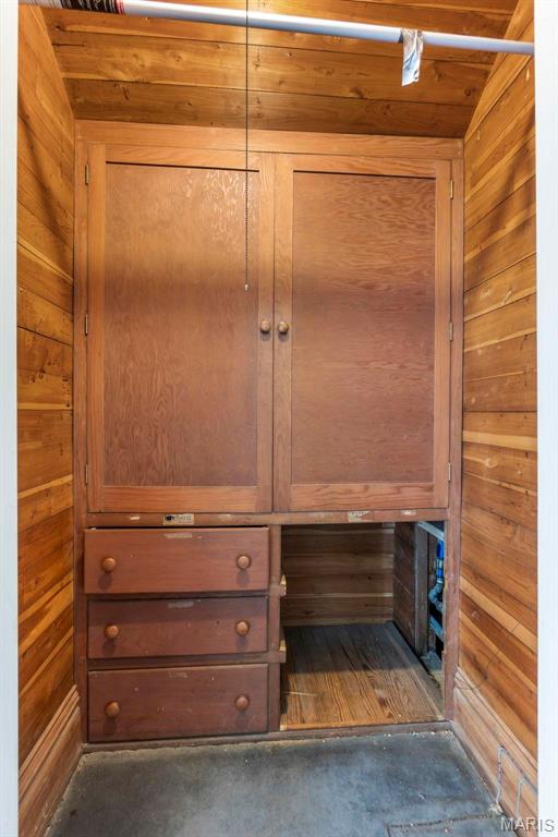 325 N Spring St, Cape Girardeau, MO 63701 - view of closet