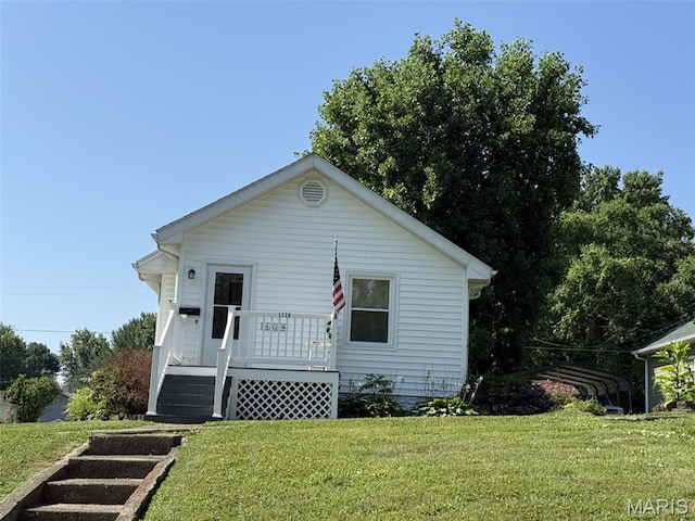1220 W Edwards St, Vandalia, IL 62471 - bungalow-style home featuring a deck and a front lawn