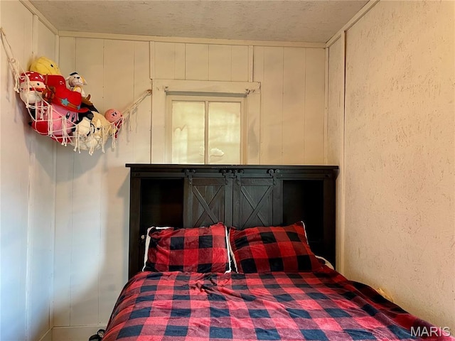 204 E Columbia St, Litchfield, IL 62056 - bedroom featuring a textured wall