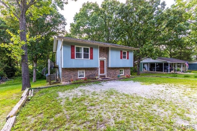 916 Kansas St, Mountain View, MO 65548 - split foyer home featuring stairs, a front lawn, and brick siding