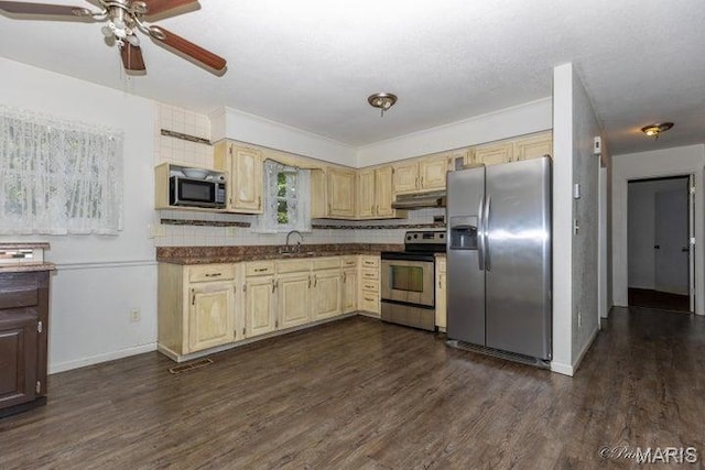 916 Kansas St, Mountain View, MO 65548 - kitchen with stainless steel appliances, dark countertops, dark wood-style floors, ceiling fan, and under cabinet range hood