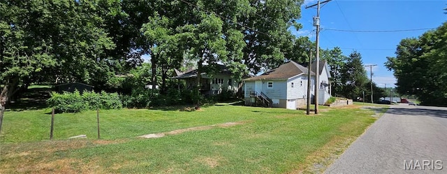 718 2nd St W, Scott City, MO 63780 - view of green lawn featuring asphalt driveway