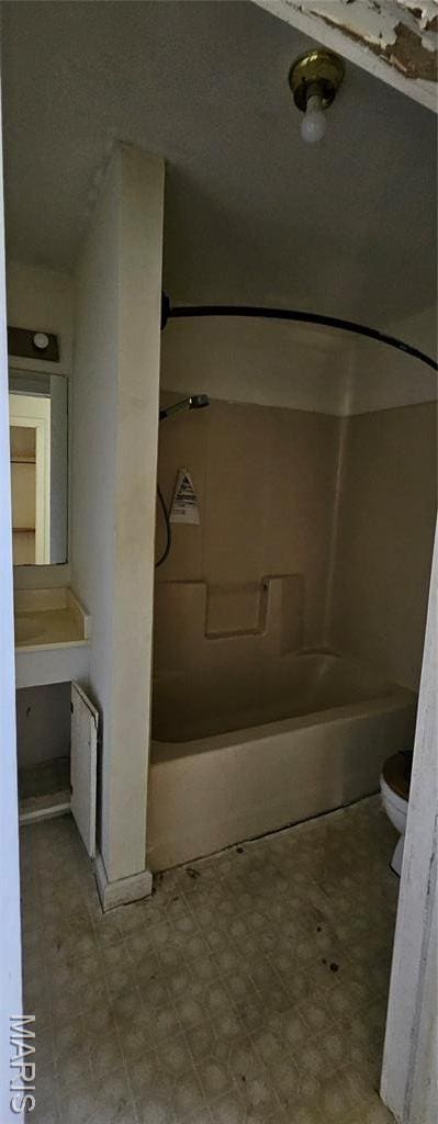718 2nd St W, Scott City, MO 63780 - full bath with  shower combination and tile patterned floors