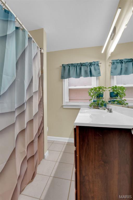 22 Green Acres Rd, Bellefontaine Nghbrs, MO 63137 - full bath featuring vanity, tile patterned floors, and curtained shower