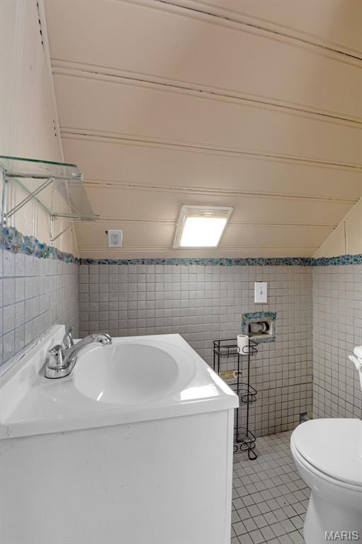 22 Green Acres Rd, Bellefontaine Nghbrs, MO 63137 - half bath featuring tile walls and tile patterned floors