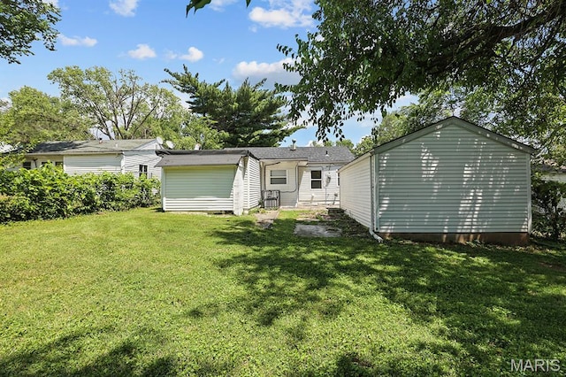 345 Mueller Ave, Ferguson, MO 63135 - back of house with a yard