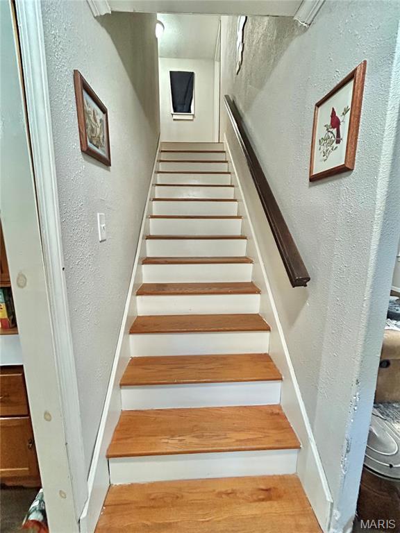 1409 S Washington St, Salem, MO 65560 - staircase with a textured wall