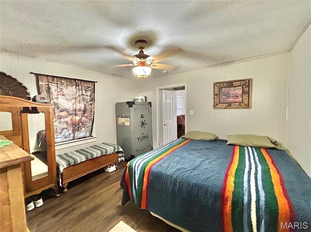 1409 S Washington St, Salem, MO 65560 - bedroom featuring a textured ceiling, wood finished floors, and ceiling fan