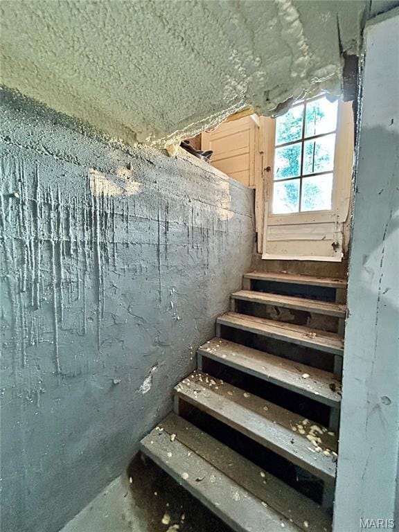1409 S Washington St, Salem, MO 65560 - view of staircase