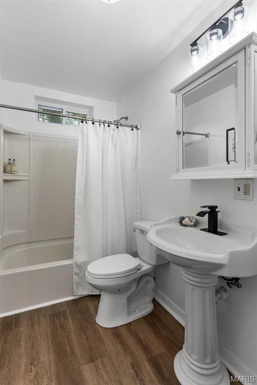 911 Cordova St, Saint Ferdinand Township, MO 63138 - bathroom featuring wood finished floors and shower / tub combo