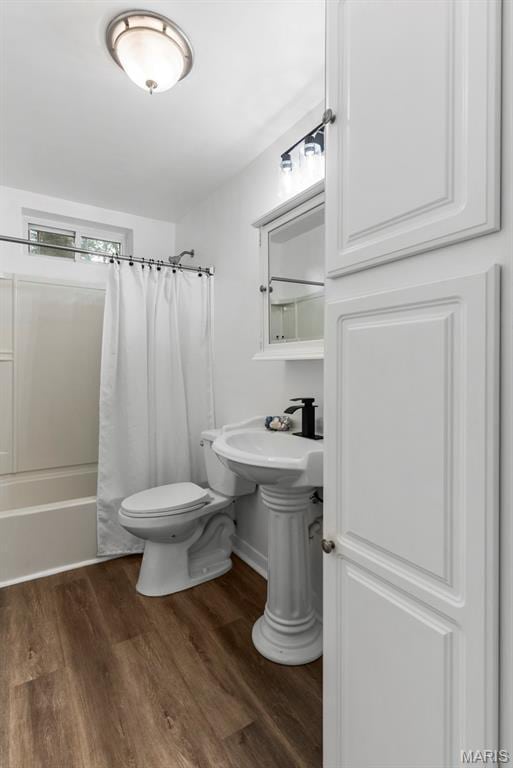 911 Cordova St, Saint Ferdinand Township, MO 63138 - bathroom with wood finished floors and shower / tub combo with curtain