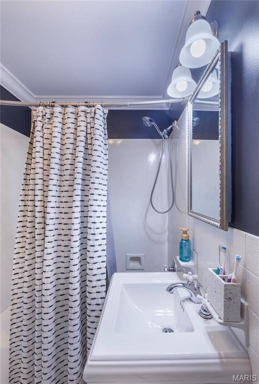 220 Orrick Ln, Kirkwood, MO 63122 - full bathroom featuring shower / bath combo with shower curtain and a sink