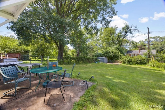 1485 E Duchesne Dr, Florissant, MO 63031 - view of grassy yard with outdoor dining area