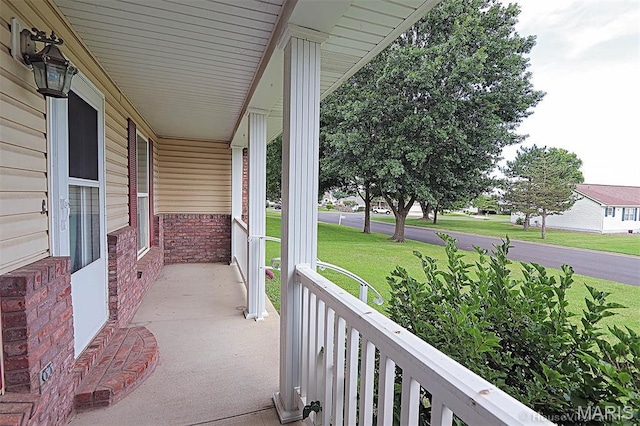 643 Woodgate St, Farmington, MO 63640 - covered porch with a lawn