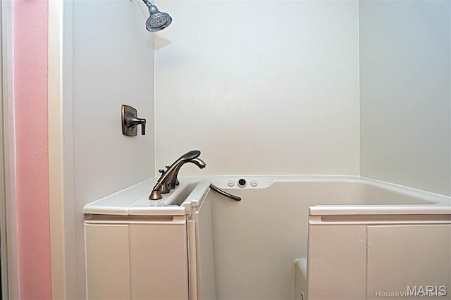 643 Woodgate St, Farmington, MO 63640 - full bathroom featuring a tub to relax in