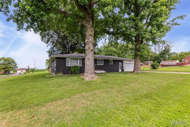 328 S Windmill St, Marine, IL 62061 - ranch-style home featuring a garage and a front yard