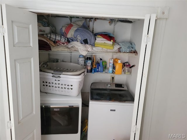 3761 Finney Ave, Saint Louis, MO 63113 - laundry room featuring washing machine and clothes dryer