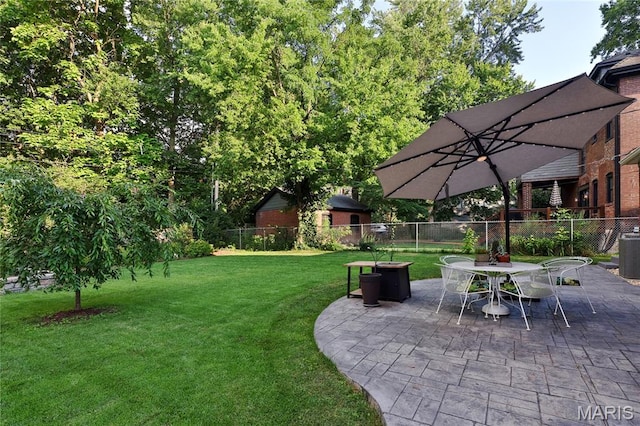 728 Yale Ave, Saint Louis, MO 63130 - fenced backyard with a patio and outdoor dining area