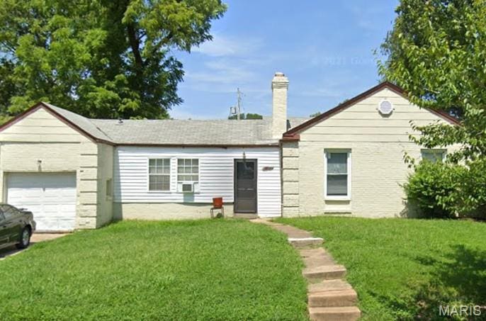 7515 Shaftesbury Ave, University City, MO 63130 - single story home featuring an attached garage, a front yard, and a chimney