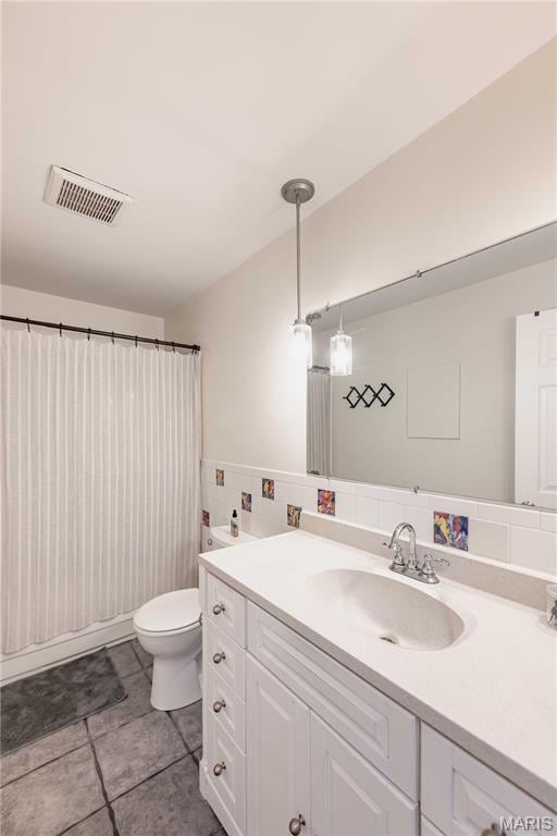 3712 Gail Dr, Imperial, MO 63052 - full bath with vanity, tile patterned floors, and curtained shower