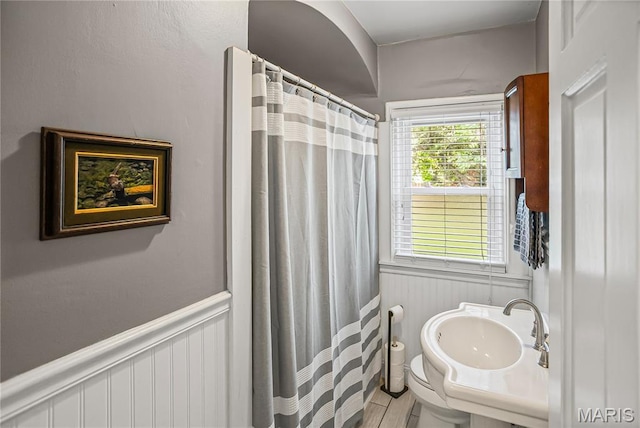 1106 Danforth St, Alton, IL 62002 - bathroom featuring a shower with curtain and wainscoting