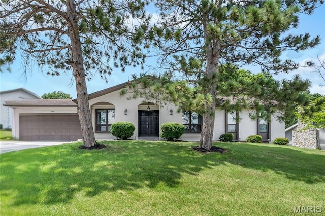904 Ampere Pl, Lake St Louis, MO 63367 - ranch-style house with an attached garage, stucco siding, a front yard, and driveway