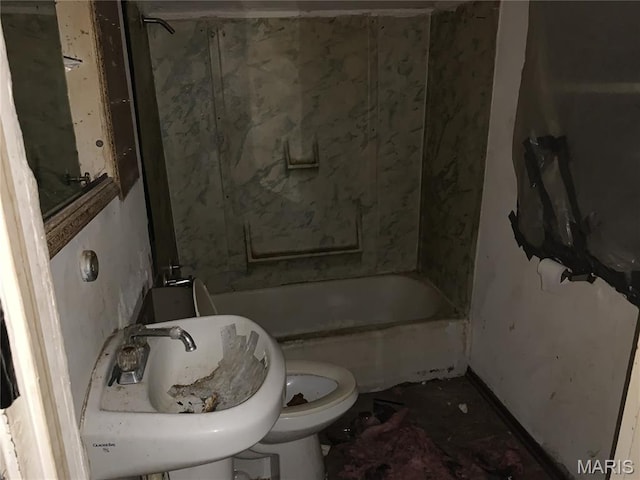 8268 Brenner Ave, Saint Louis, MO 63114 - full bath with toilet and bathtub / shower combination