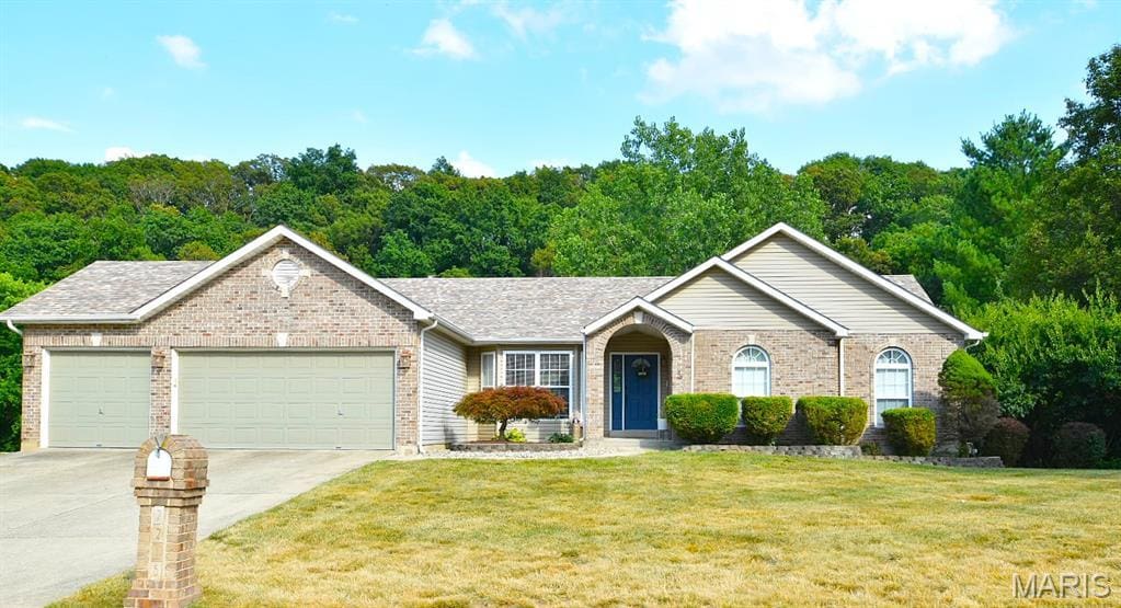 2216 Fairway, High Ridge, MO 63049 - ranch-style home featuring driveway, brick siding, and a front lawn