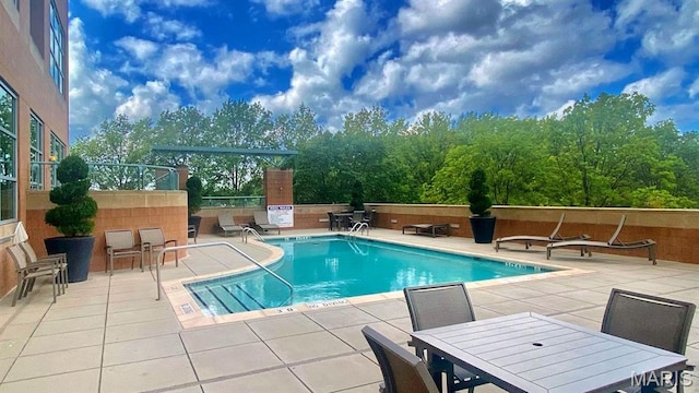8025 Maryland Ave Unit 8H, Clayton, MO 63105 - community pool with outdoor dining area and a patio