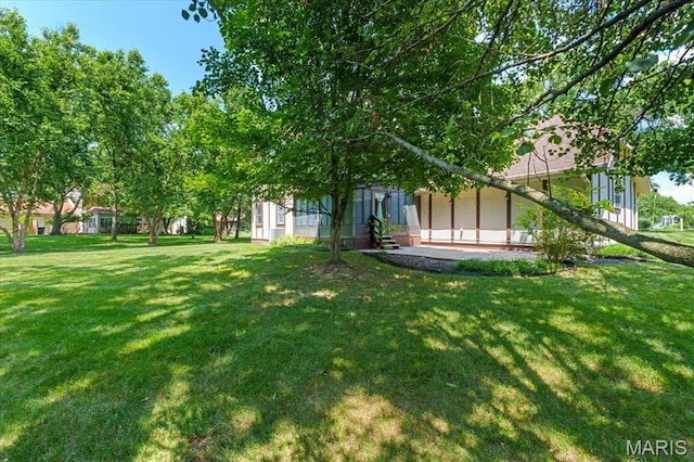 15693 Dresden Lake Ct, Chesterfield, MO 63017 - view of grassy yard