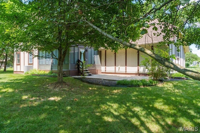 15693 Dresden Lake Ct, Chesterfield, MO 63017 - rear view of property featuring a lawn