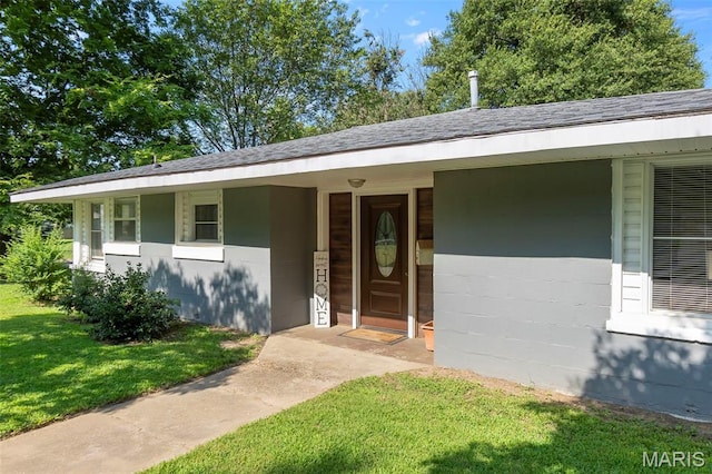 503 Emerson St, Kennett, MO 63857 - view of front facade featuring a front lawn, a porch, a shingled roof, and concrete block siding