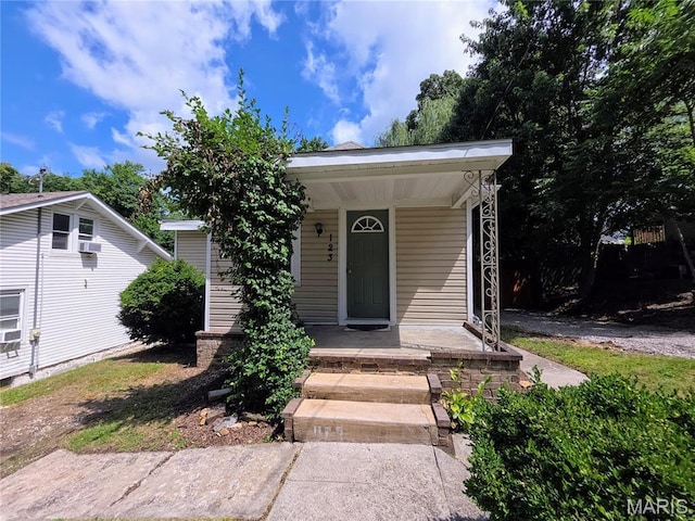 123 W Wickliffe Ave, Collinsville, IL 62234 - shotgun-style home with a porch