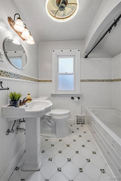 2733 Hermitage Ave, Saint Louis, MO 63143 - full bath featuring toilet and shower / washtub combination
