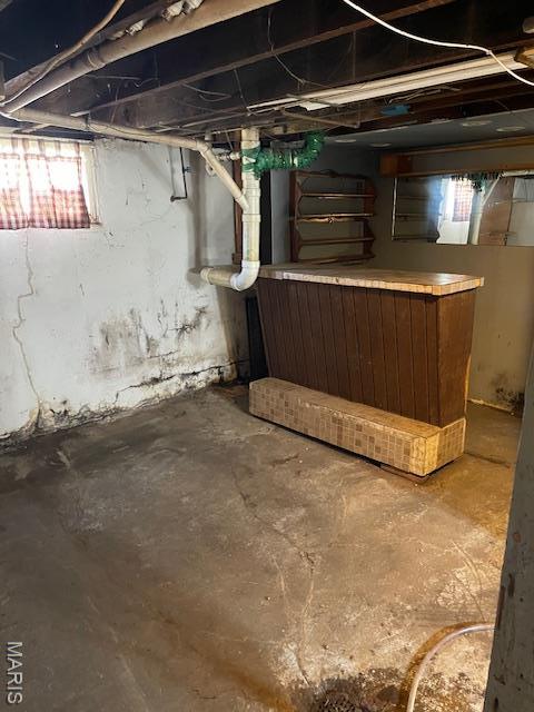 8614 Hume Ave, St John, MO 63114 - basement featuring a bar