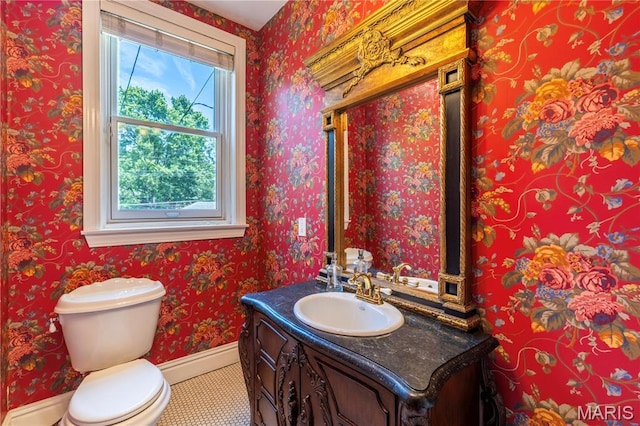 4365 Forest Park Ave, Saint Louis, MO 63108 - bathroom with baseboards and vanity